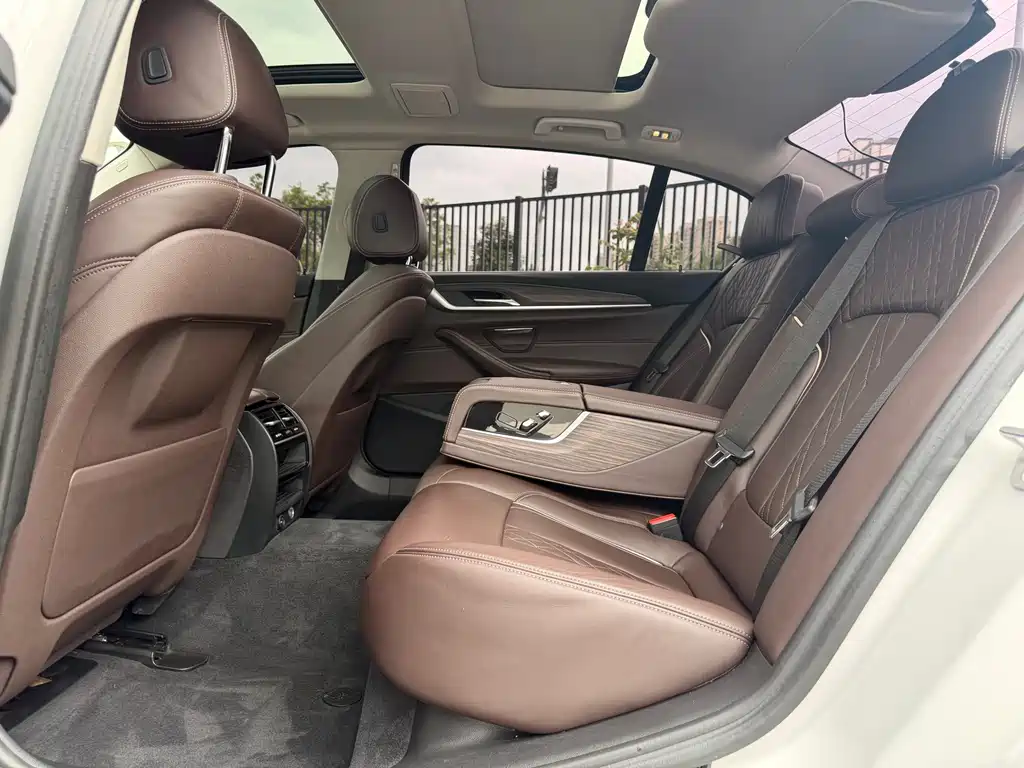 BMW 5 Series 2018 — фото 19