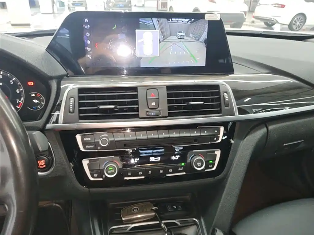 BMW 3 Series 2018 — фото 13