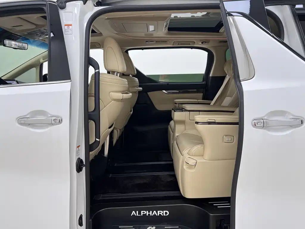 Toyota Alphard 2022 — фото 8