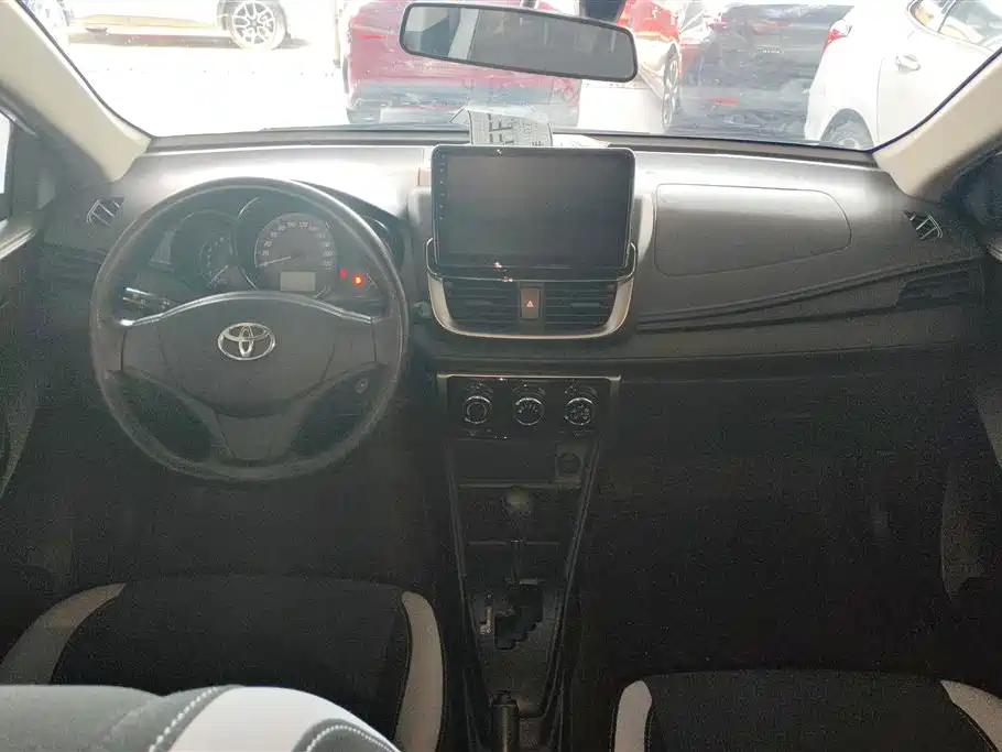Toyota Yaris L 2020 — фото 12