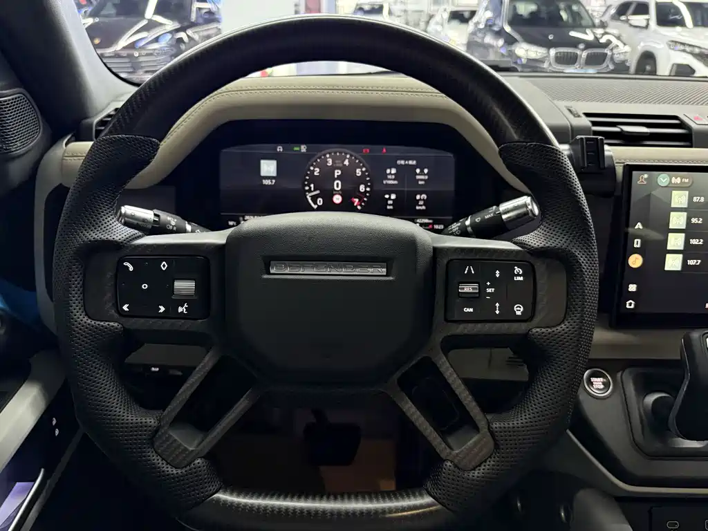 Land Rover Defender 2021 — фото 11