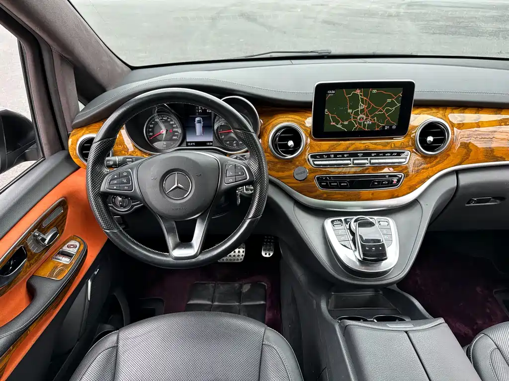 Mercedes-Benz V-Class 2017 — фото 17