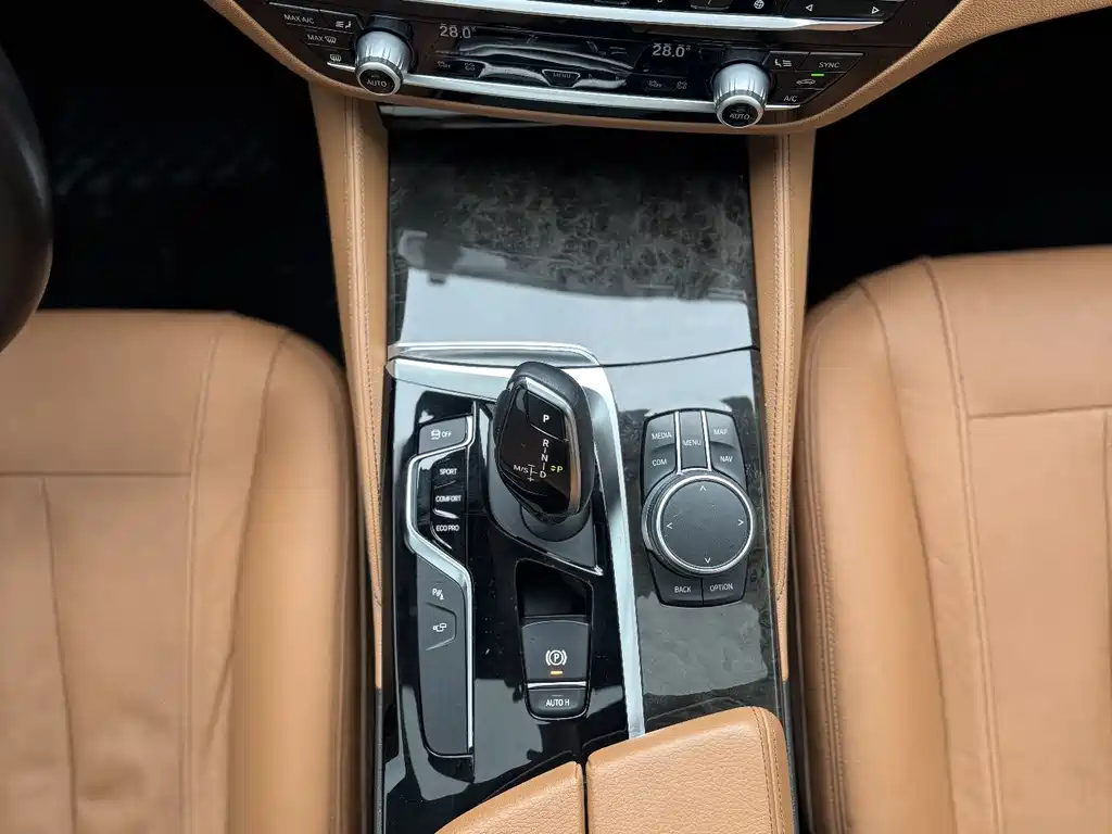 BMW 5 Series 2017 — фото 21