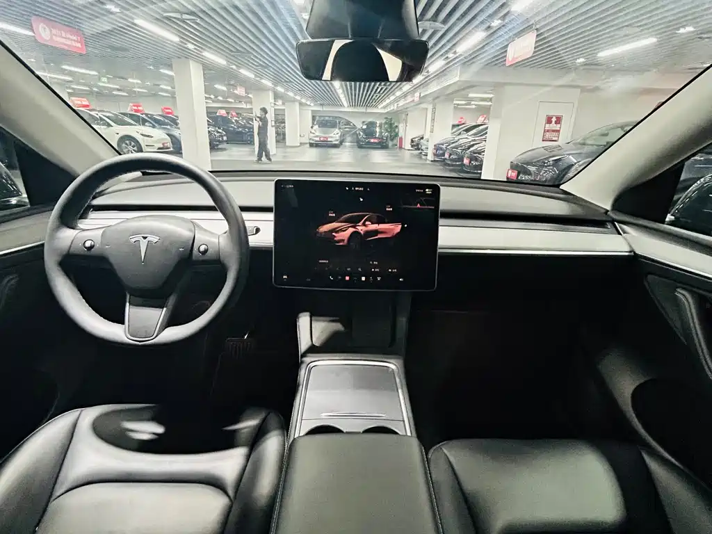 Tesla Model Y 2024 — фото 9