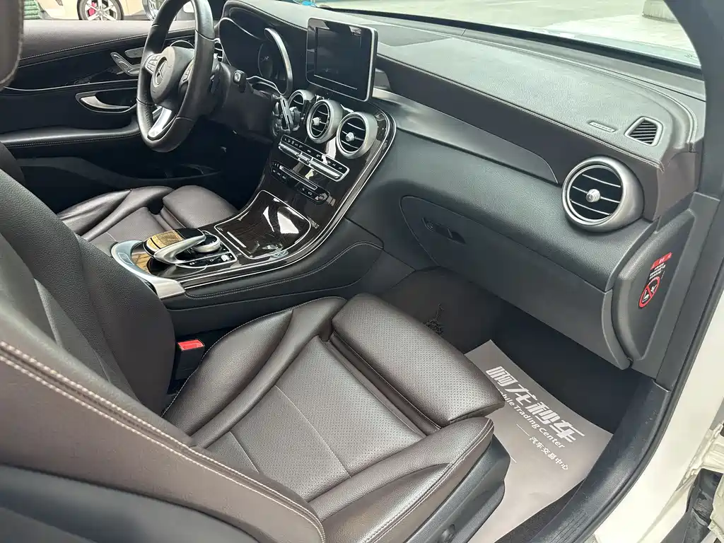 Mercedes-Benz GLC 2018 — фото 13