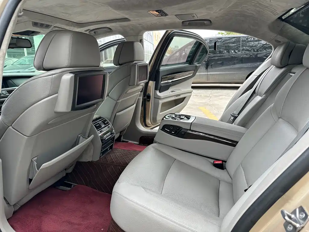 BMW 7 Series 2010 — фото 14