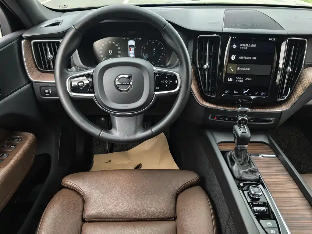 Volvo XC60 2020 — фото 10