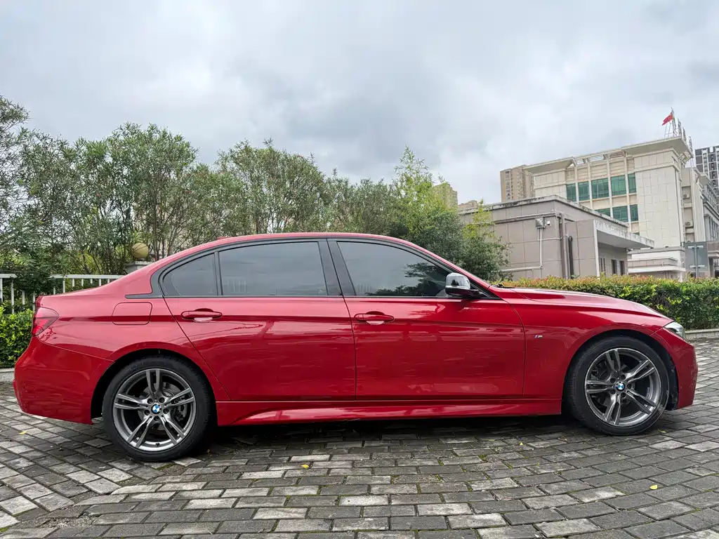 BMW 3 Series 2018 — фото 11