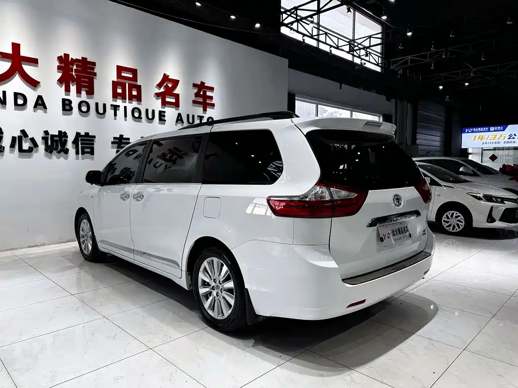 Toyota Sienna 2018 — фото 18