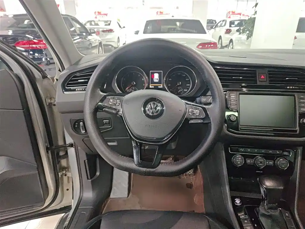 Volkswagen Tiguan L 2017 — фото 11