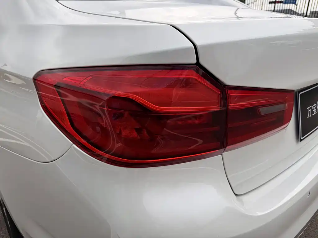 BMW 5 Series 2018 — фото 26