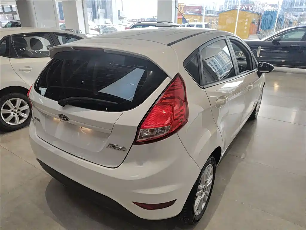 Ford Fiesta 2015 — фото 7