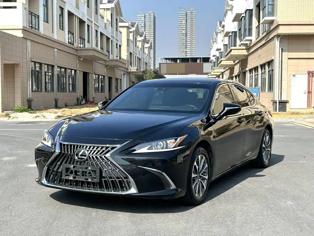 Lexus ES 2022 — фото 1