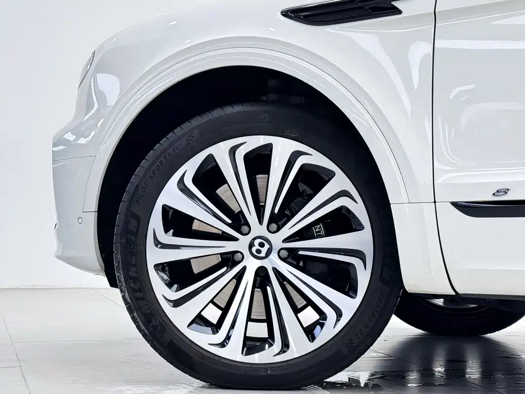 Bentley Bentayga 2021 — фото 13