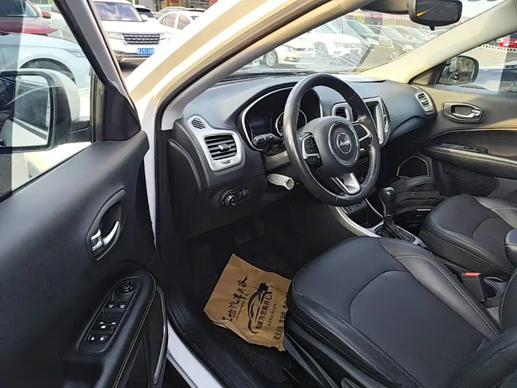 Jeep Compass 2018 — фото 16