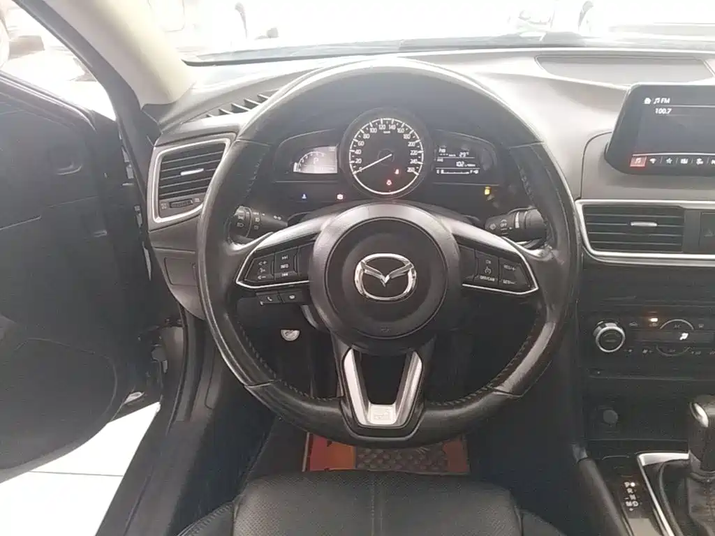 Mazda 3 Axela 2018 — фото 11