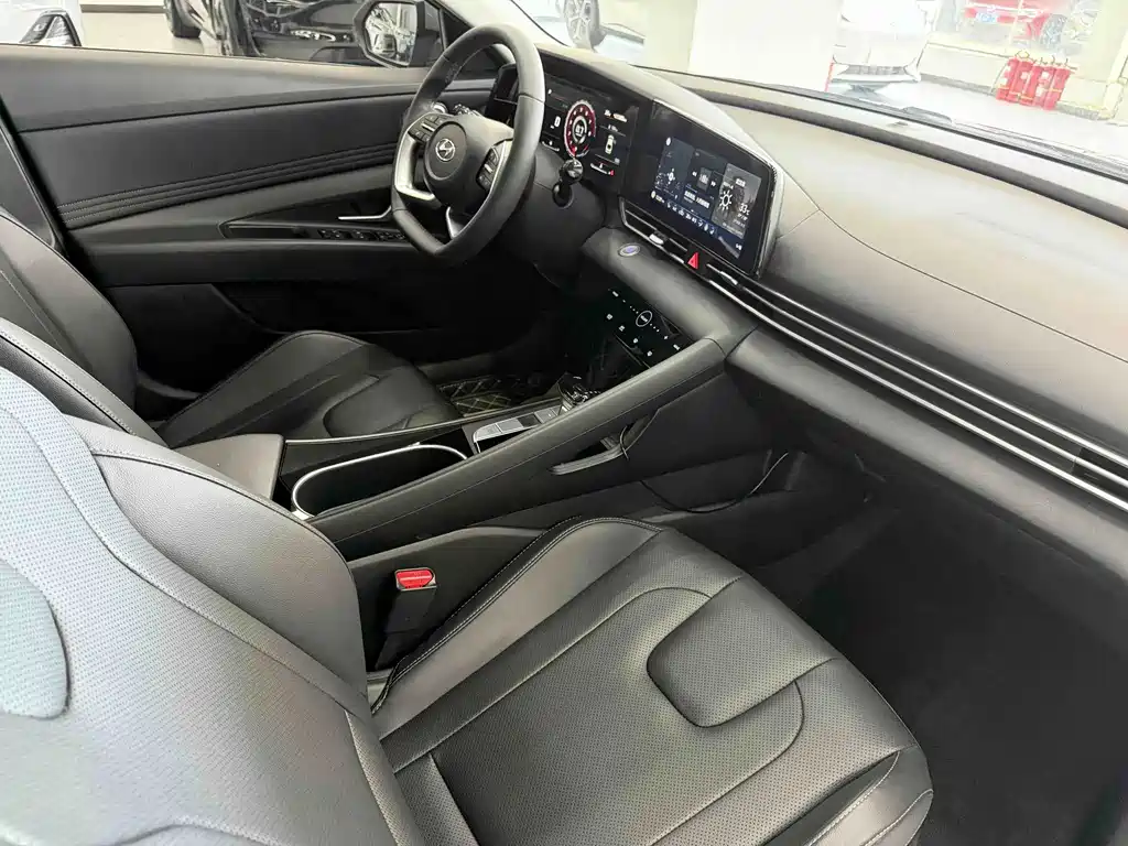 Hyundai Elantra 2023 — фото 12