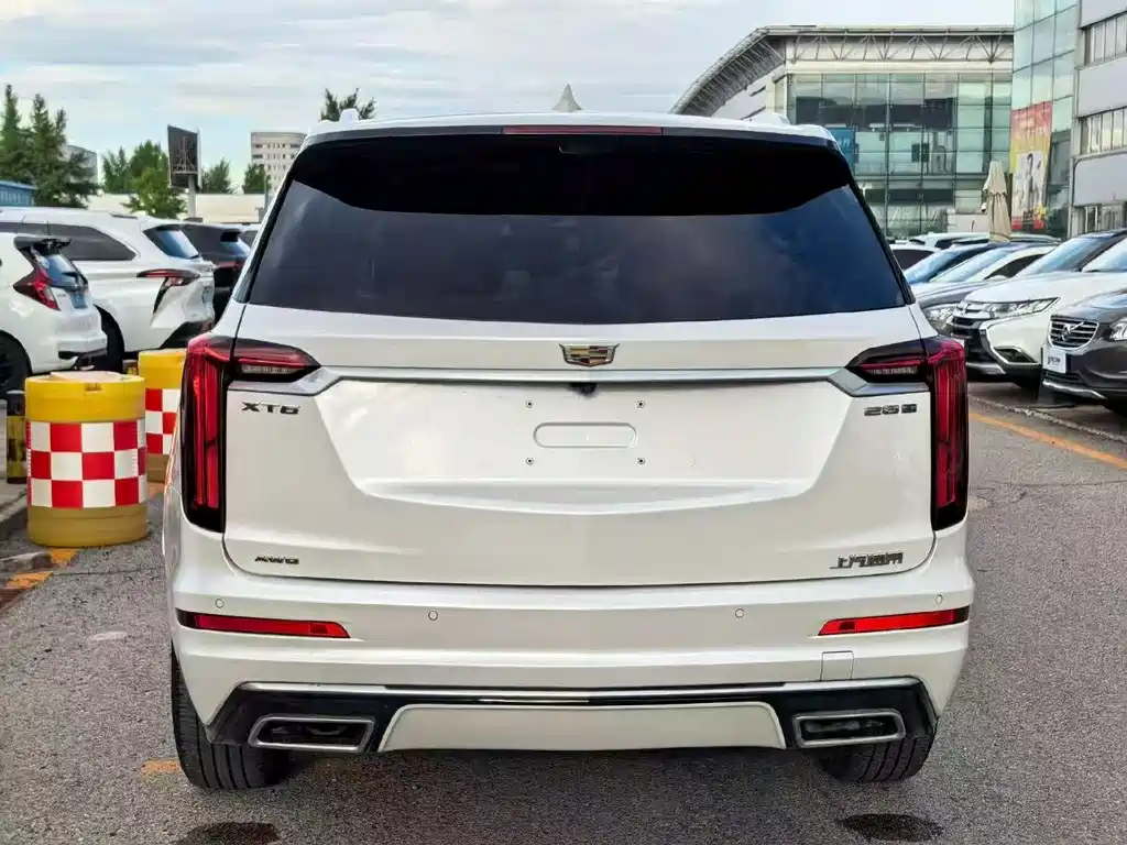 Cadillac XT6 2022 — фото 8