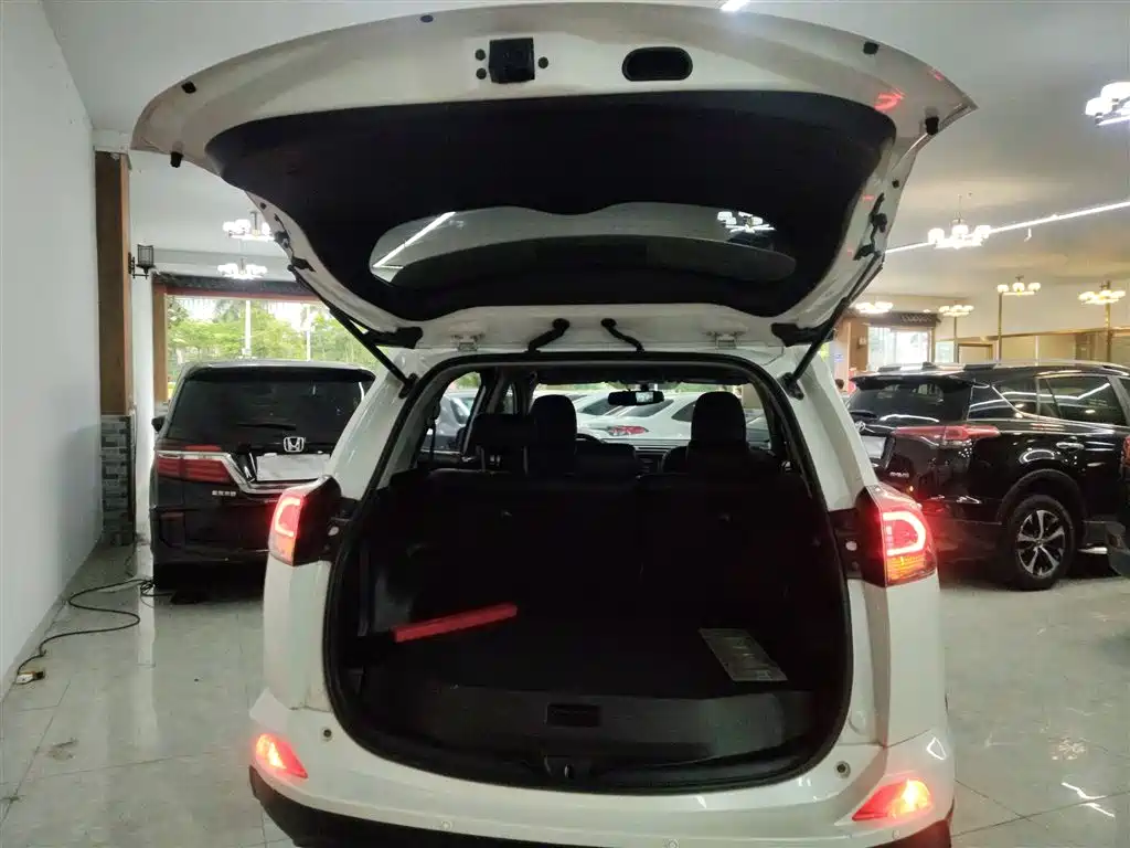 Toyota RAV4 2017 — фото 19