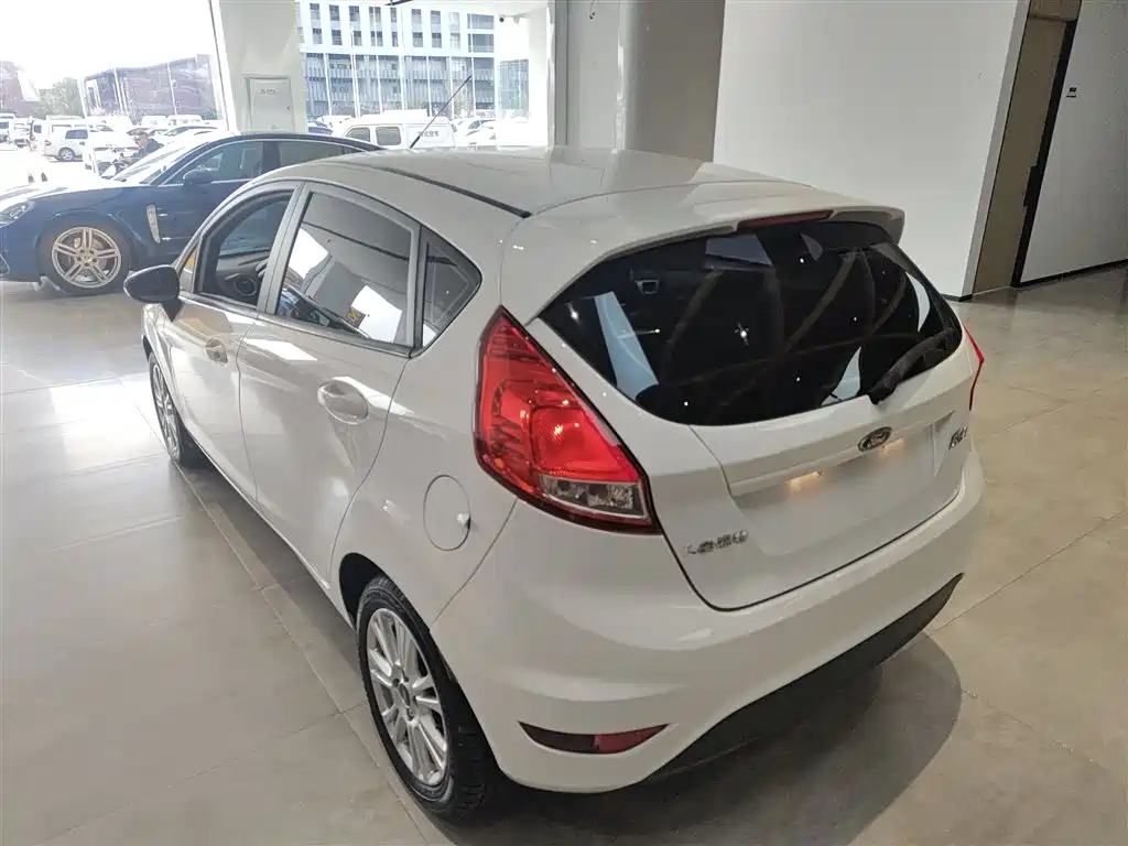Ford Fiesta 2015 — фото 5