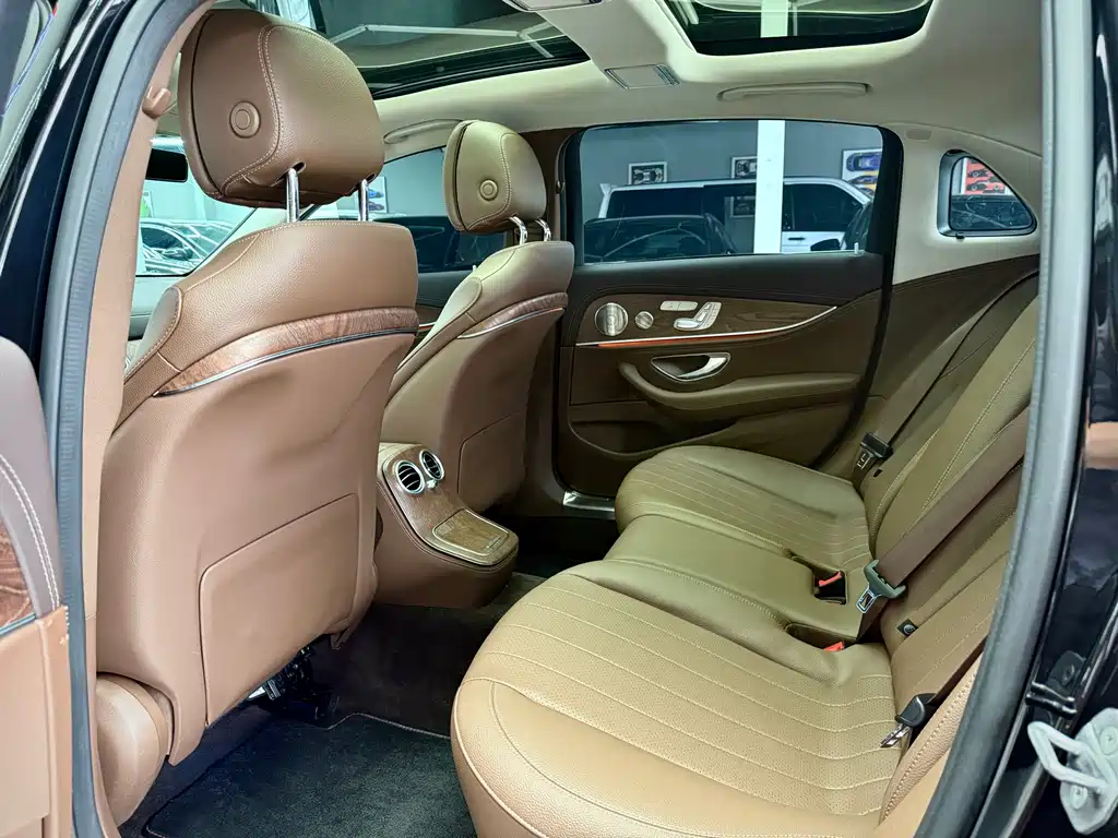 Mercedes-Benz E-Class 2023 — фото 11