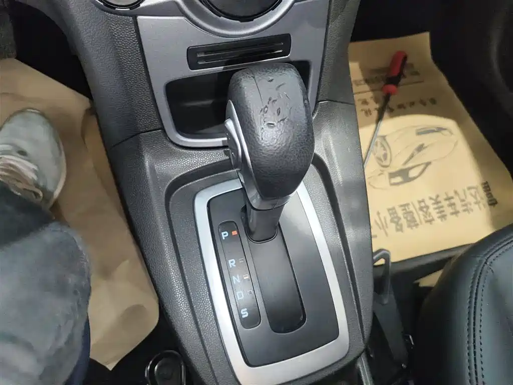 Ford Fiesta 2015 — фото 14