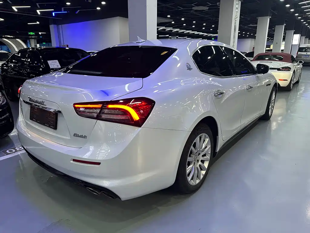 Maserati Ghibli 2021 — фото 16