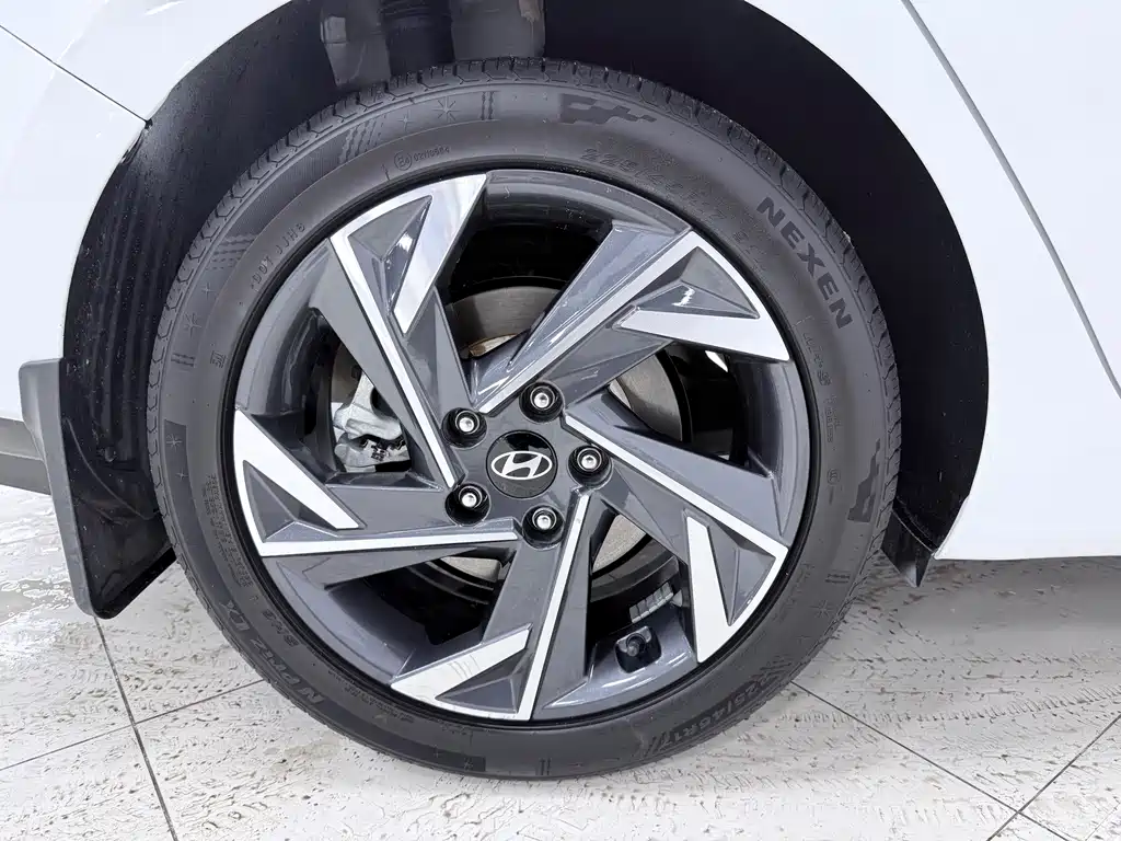 Hyundai Elantra 2023 — фото 24