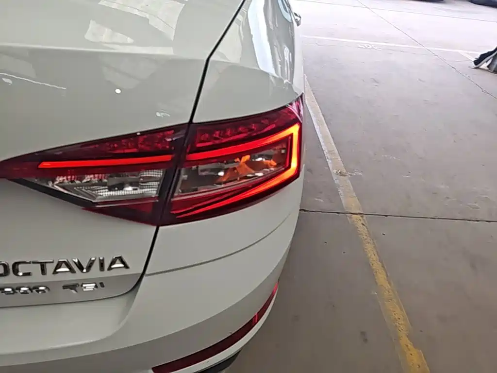 Skoda Octavia 2021 — фото 8