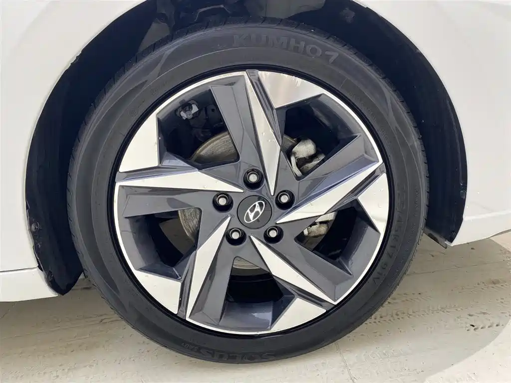 Hyundai Elantra 2023 — фото 18
