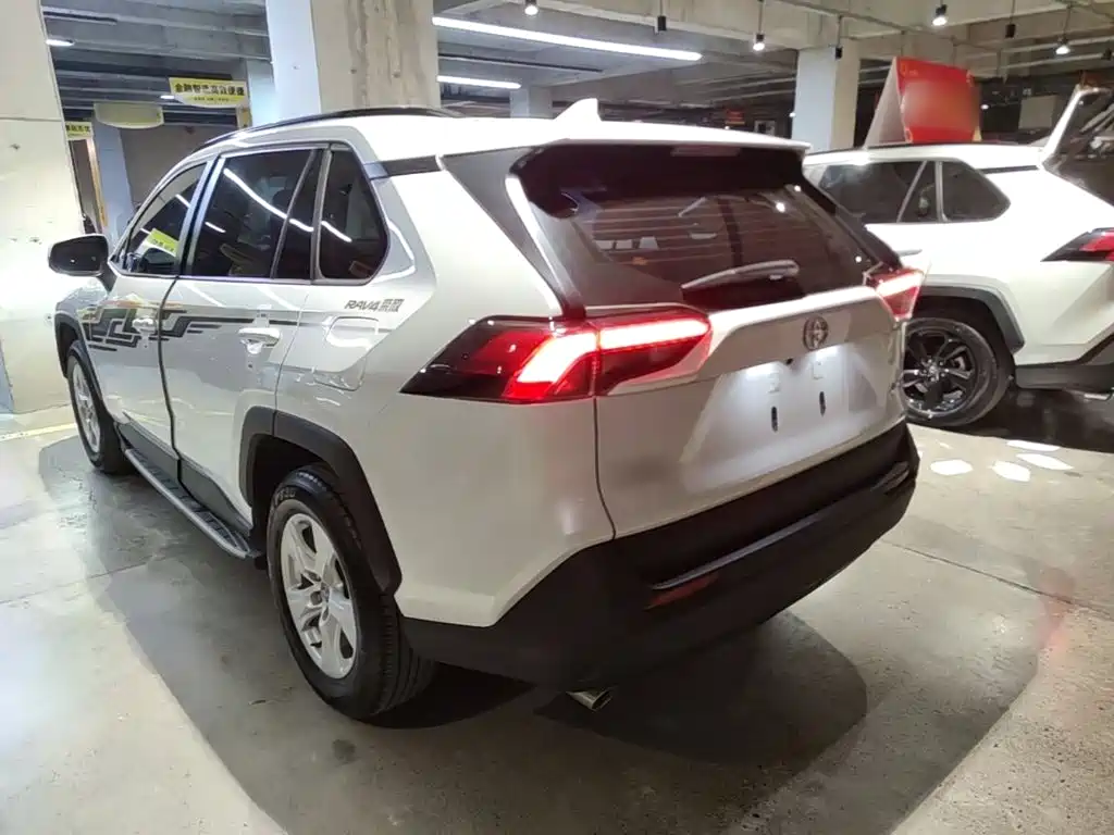 Toyota RAV4 2025 — фото 23