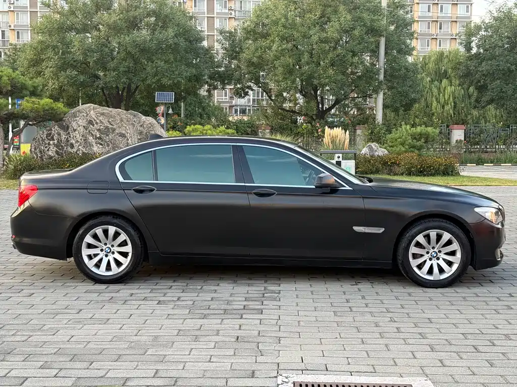 BMW 7 Series 2011 — фото 8