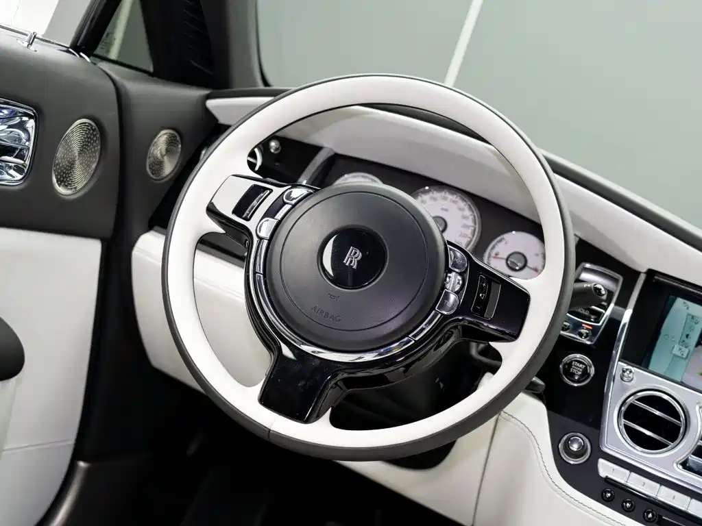 Rolls-Royce Phantom 2017 — фото 15