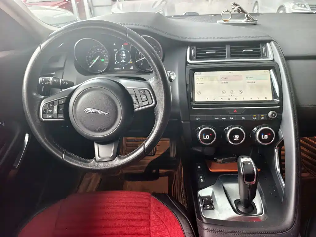Jaguar E-PACE 2019 — фото 10