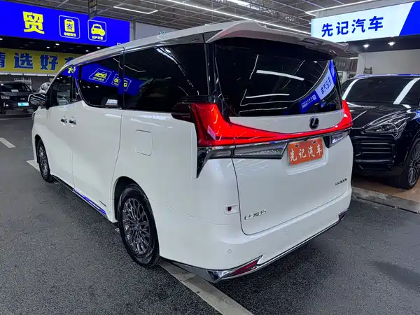 Lexus LM 2020