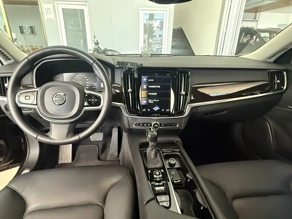 Volvo S90 2018 — фото 16