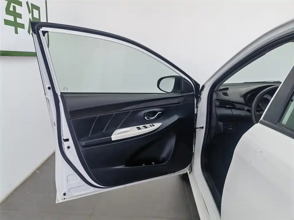Toyota Yaris L 2015 — фото 8