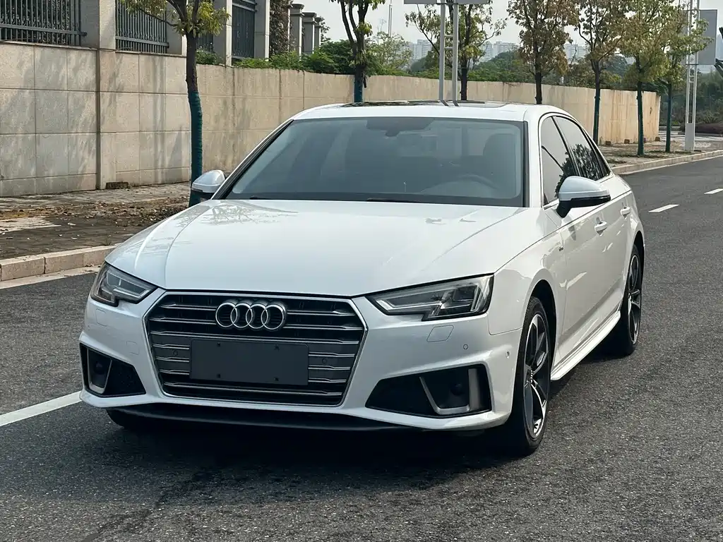 Audi A4L 2019 — фото 1