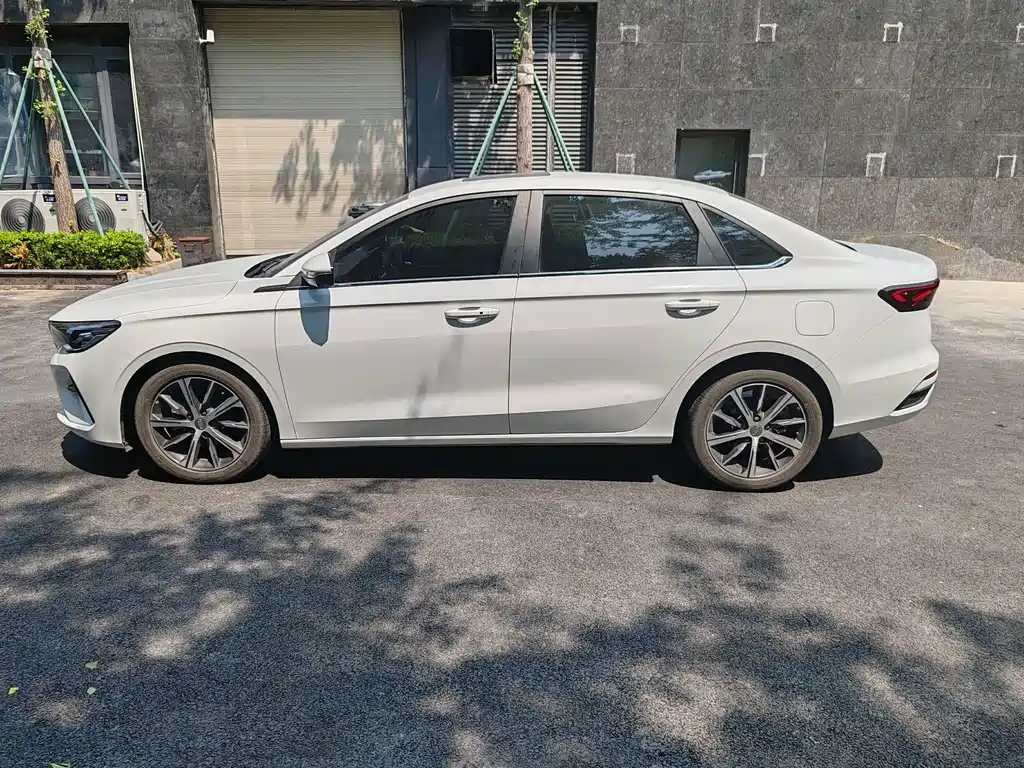 Geely Emgrand 2022
