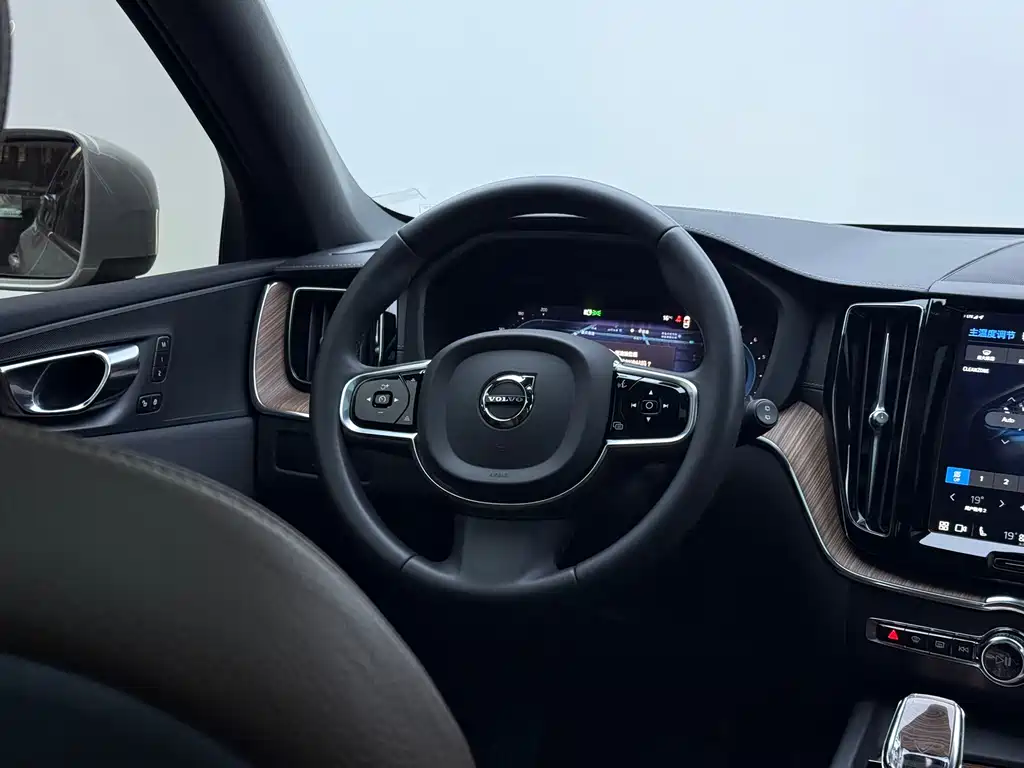 Volvo XC60 2022 — фото 14