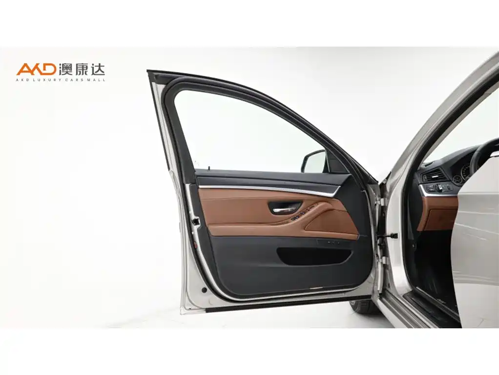 BMW 5 Series 2015 — фото 10