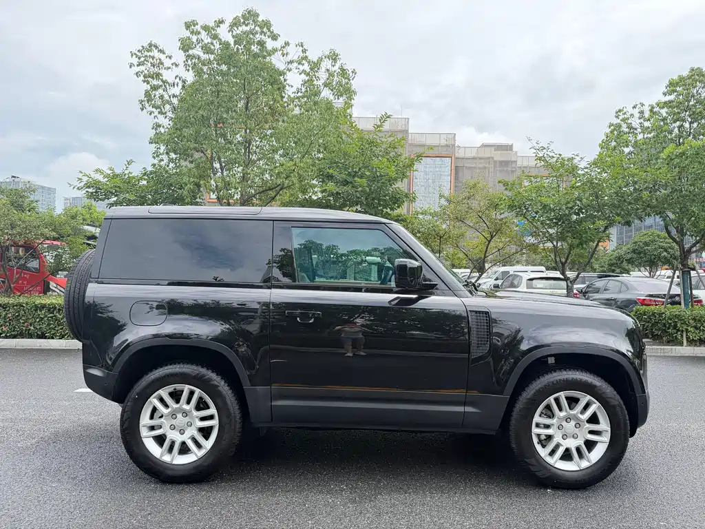 Land Rover Defender 2024