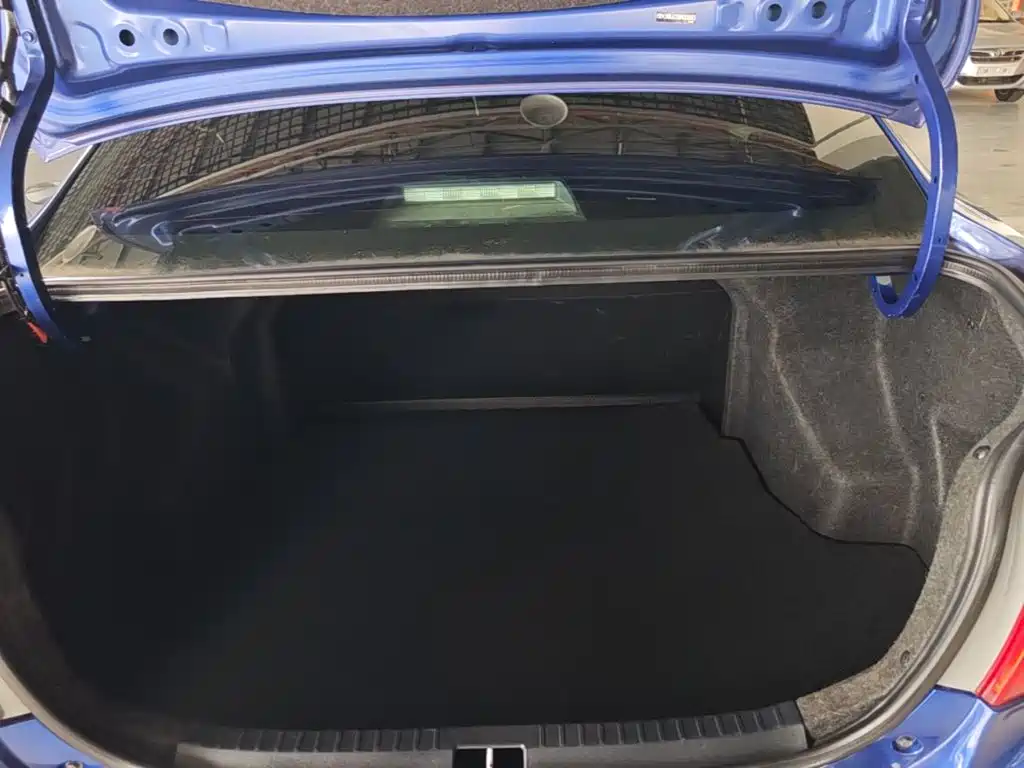 Toyota Yaris L 2017 — фото 19