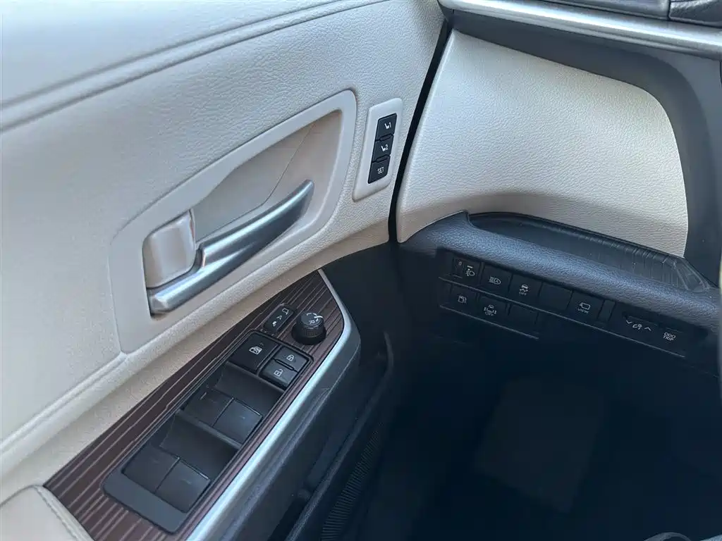 Toyota Granvia 2023 — фото 23
