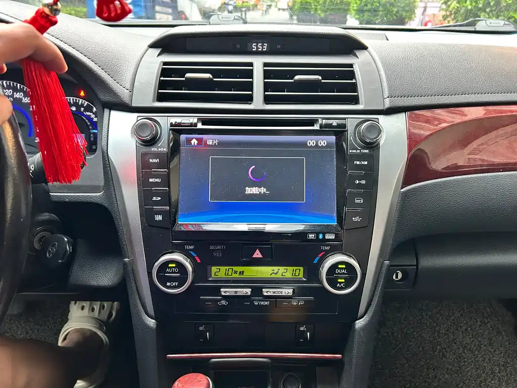Toyota Camry 2014 — фото 11