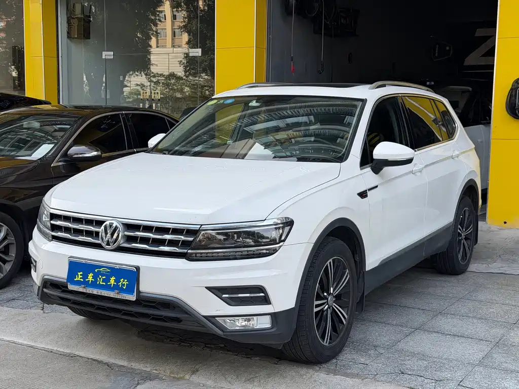 Volkswagen Tiguan L 2017 — фото 1