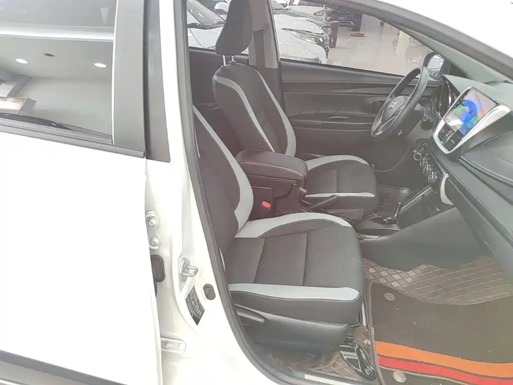 Toyota Yaris L 2023 — фото 25