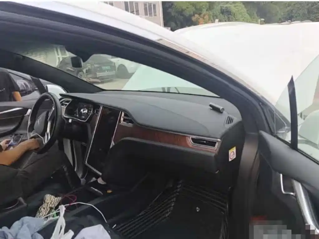Tesla Model X 2018 — фото 12