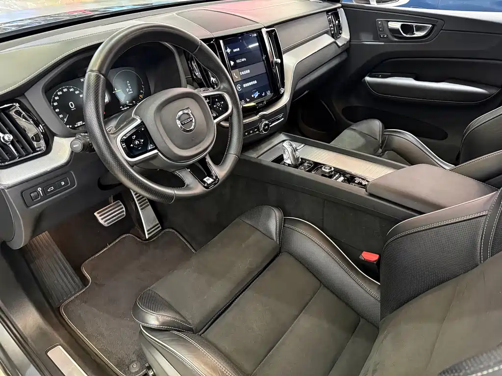 Volvo XC60 Plug-In Hybrid 2019 — фото 15