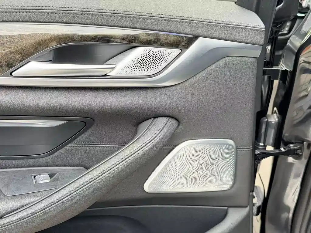 BMW 5 Series 2018 — фото 15